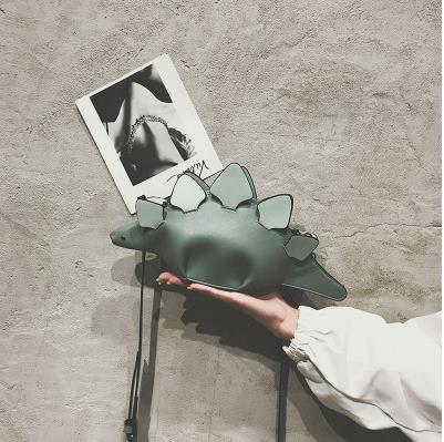 En unik 3D-dinosaur barneskulderveske, grønn, som kombinerer funksjonalitet med lekent dyredesign.