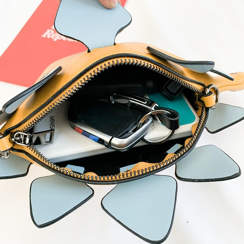 En jente med grønn dinosaurveske, en fasjonabel 3D crossbody som passer til alle antrekk.