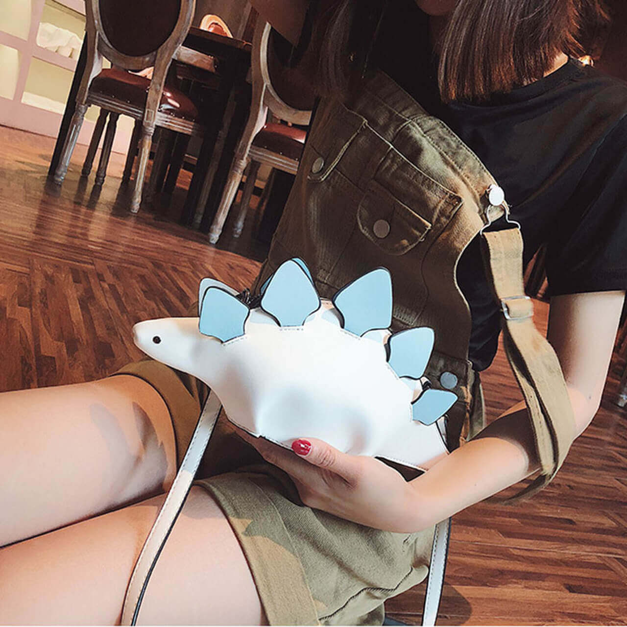 Barnemode: Grønn dinosaurveske crossbody med iøynefallende 3D-effekt, perfekt for lek og eventyr.
