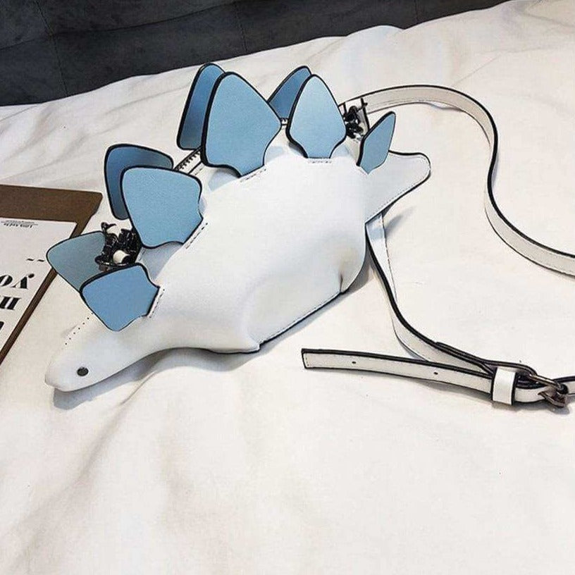 Nærbilde av en 3D-dinosaur crossbody-veske for barn, som viser nøyaktig håndverk og kvalitet.
