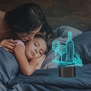 Stemningsfull LED-lampe med 3D optisk illusjon av vin og glass, en flott gadget for hjemmeinnredningen.