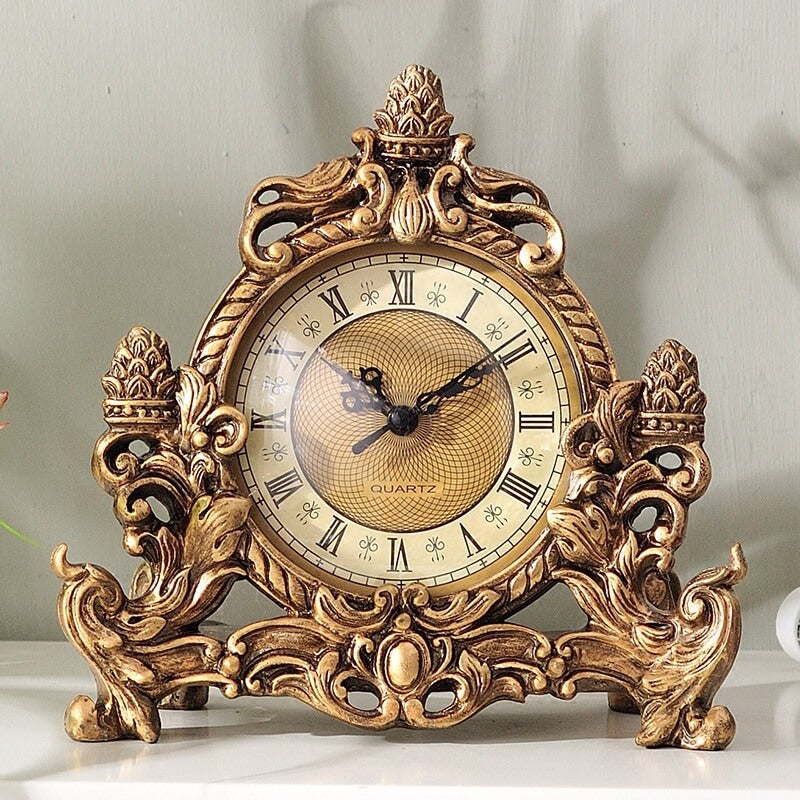 Dekorativ bordklokke i vintage stil. Perfekt gaveidé og elegant interiørdetalj for hjemmet eller kontoret.