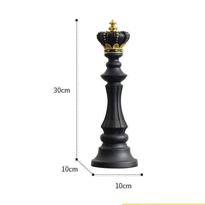 Dekorativt sjakksett i resin, stående elegant på en hylle, hjemmeinnredning