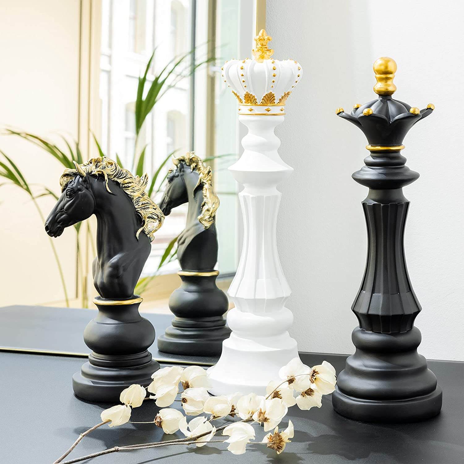 Tre sjakkbrikker i resin, svart og hvit, minimalistisk dekorasjon, moderne sjakkdekor