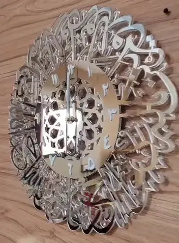 Bakgrunnsbilde av veggklokke med arabisk kalligrafi, et fokuspunkt for innredning
