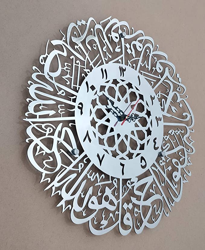 Detaljvisning av tall og visere på en akrylklokke med arabisk kalligrafi, tidløs kunst