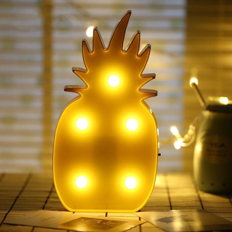Nærbilde av en LED nattlampe i hjerteform, viser mykt lys og batteridrevet design, god gave.