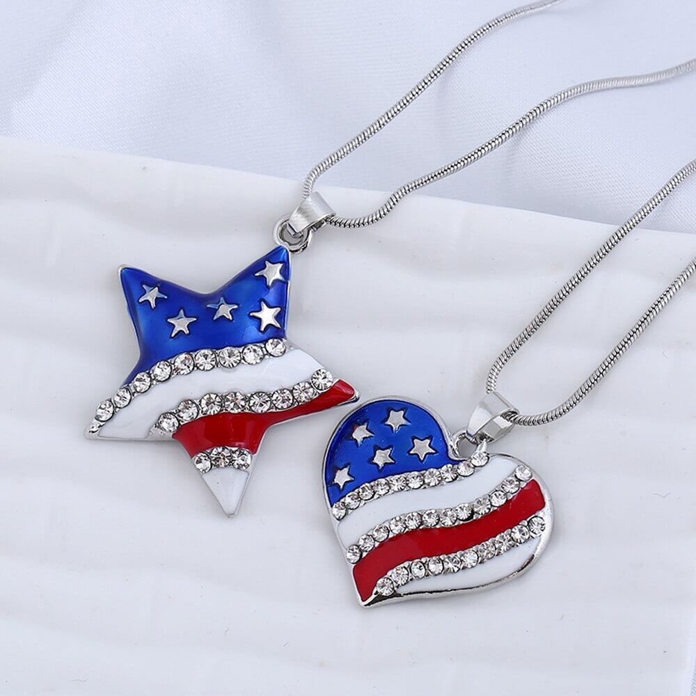 Patriotisk USA-flagg halskjede, tilgjengelig i stjerne- eller hjerteform. Ideelt gave-smykke.