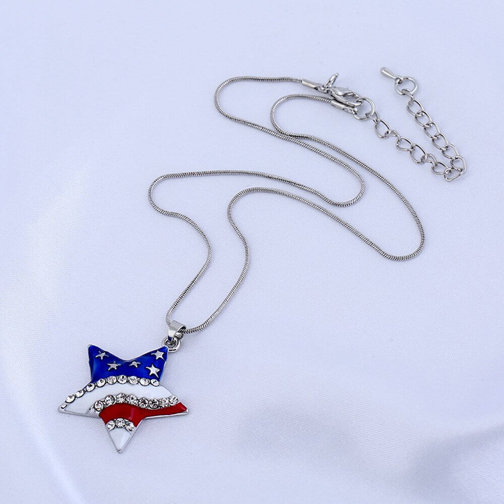 Amerikansk flagg-halskjede i metall, unisex. Symboliserer frihet og stolthet med USA-flagget.