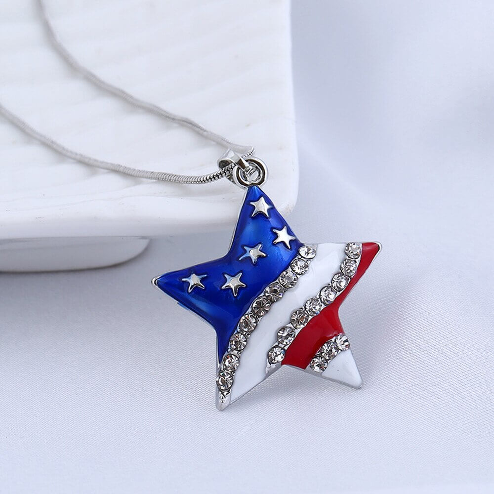 Stilig patriotisk amerikansk flagg-halskjede. Vis din USA-stolthet med dette unike smykket.