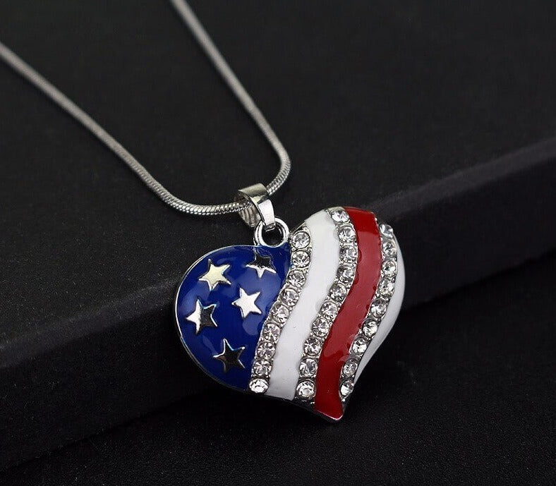 Detaljert unisex USA-flagg halskjede, patriotisk smykke i metall. Perfekt for å vise stolthet.