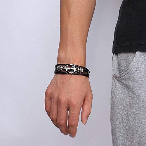 Kolleksjon av unisex anker skinnarmbånd lagt ut flatt, viser farger og ankerdetaljer, tilbehør for alle.