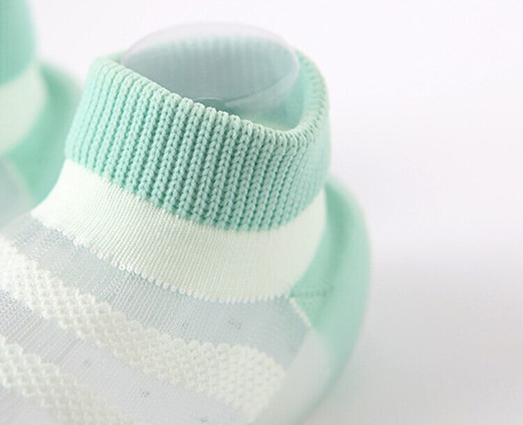 Unisex babysko i minimalistisk design med pustende netting for småbarns første trinn