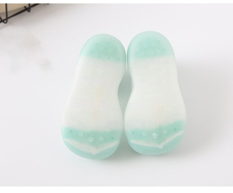 Baby som balanserer i lette og pustende unisex babysko, sklisikre og komfortable
