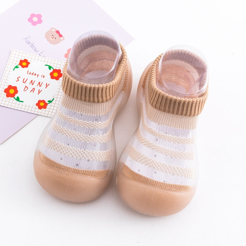 Detalj av den sklisikre sålen på unisex babysko for første trinn, pustende design