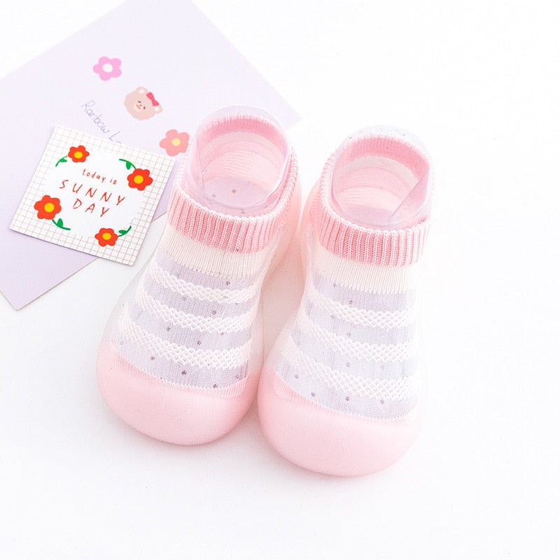 Unisex babysko i lett og pustende netting, designet for trygge første skritt, rosa