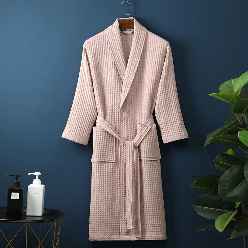 Moderne unisex badekåpe i tidløs stil for komfortabel hjemmehygge og avslapning. Laget av myk bomull.