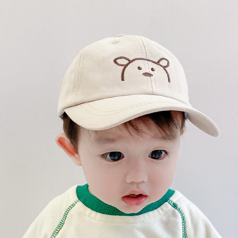 Nærbilde av bjørneører på unisex solhatt. Søt tegneserie detalj som gir solbeskyttelse for barn.