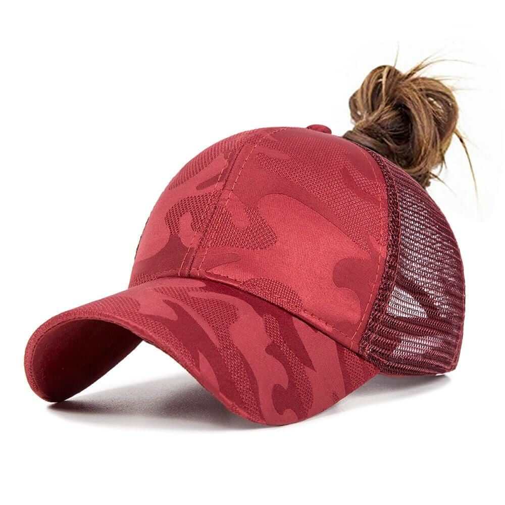 Modell iført sporty baseballcap med hestehale, viser capens passform og stil