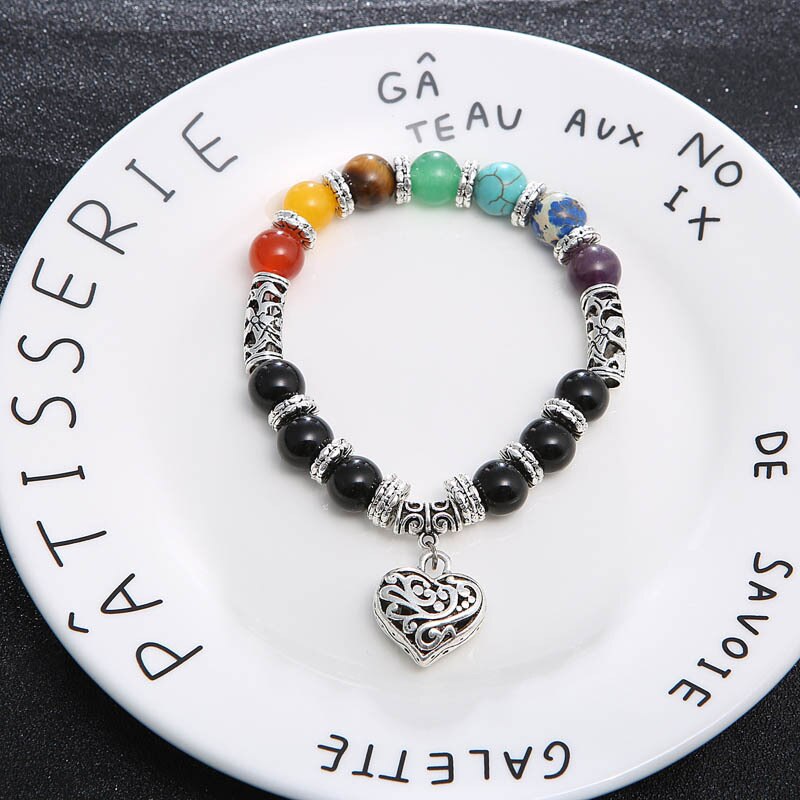Naturstein armbånd med 7 chakra steiner. Visuelt tiltalende krystallarmbånd for energi.