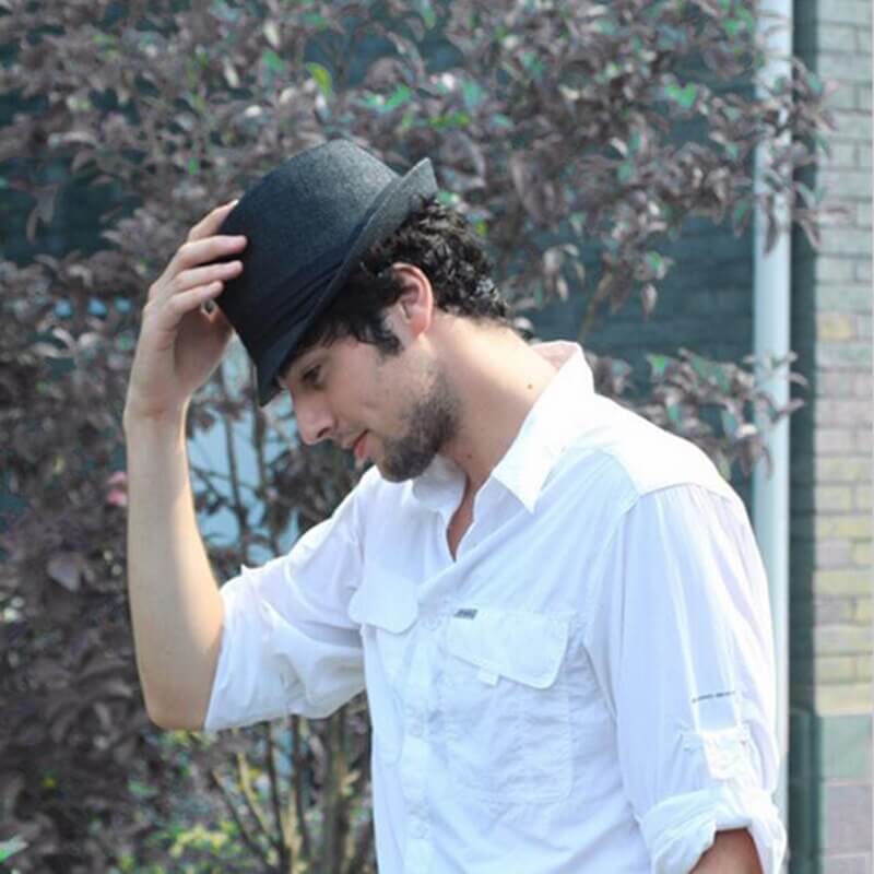 Brukervennlig unisex halmhatt, enkelt å pakke som fedora eller panamahatt.