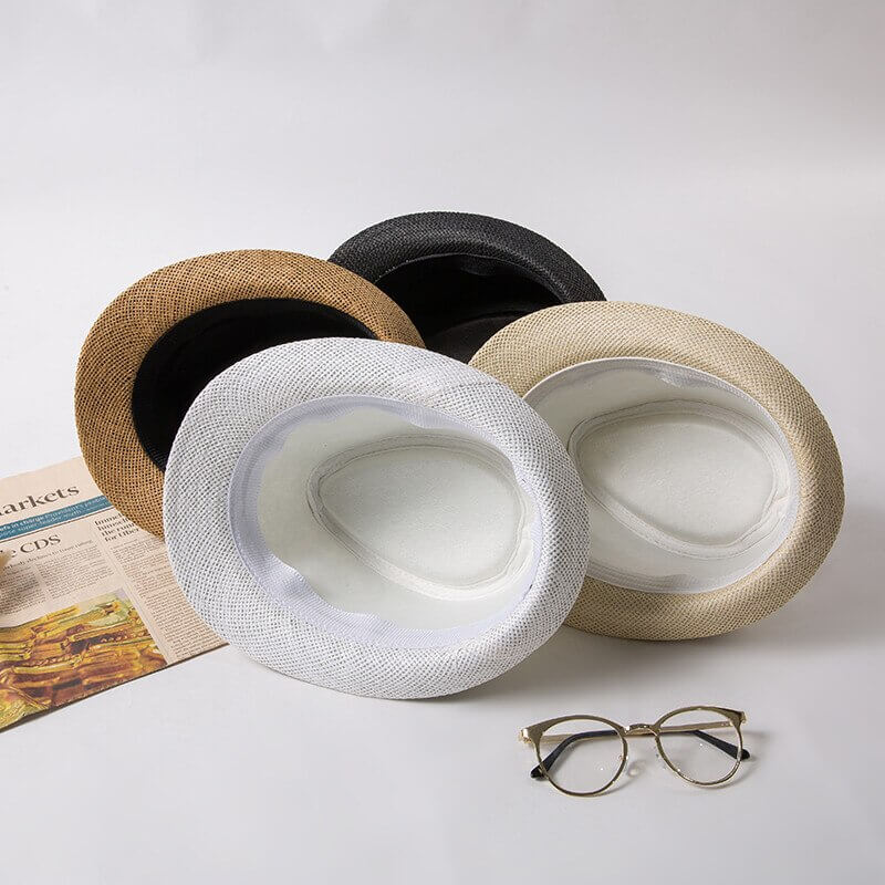 Sideprofil av unisex halmhatt, en allsidig panamahatt/fedora for solrike dager.
