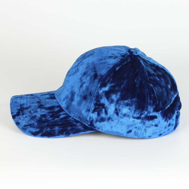 Bakside av justerbar fløyels baseballcaps, viser stropp og logo (om relevant)