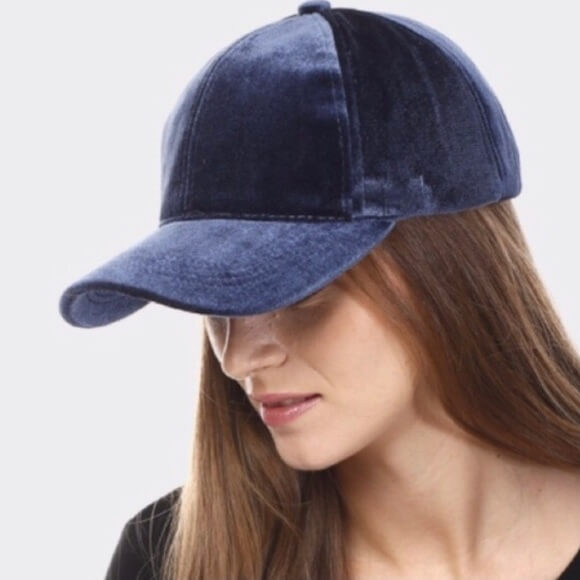 En stabel med ulike farger fløyels baseballcaps, justerbare og unisex