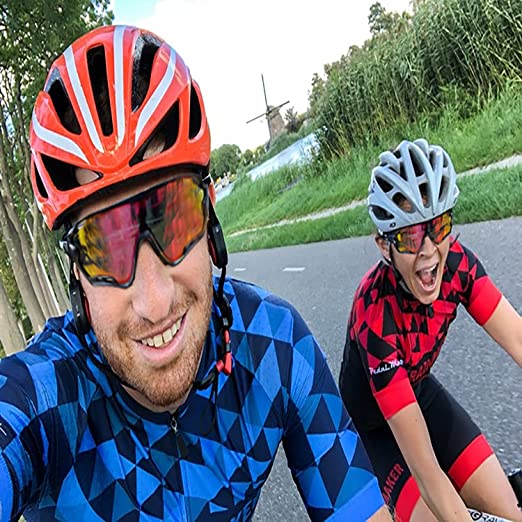 Nærbilde av glasset på unisex fotokromatiske sportsbriller, som viser anti-dugg belegg