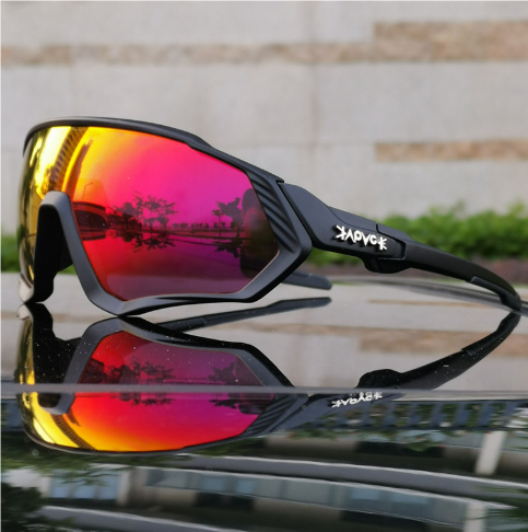 Unisex sportsbriller på en hjelm, viser perfekt integrering for sykling, med fotokromatisk UV-beskyttelse