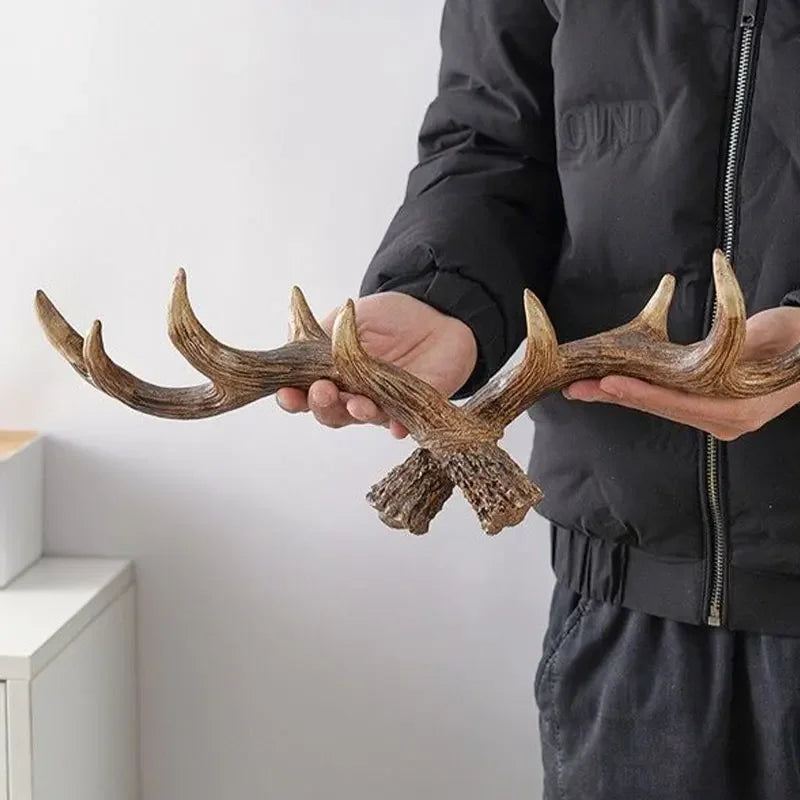 Detalj av frakkestativ med teksturert overflate, vintage kleshenger i harpiks