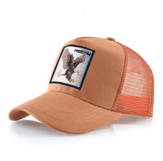 Frihet Trucker Caps i lysegrå med ørnelogo, flat lay presentasjon, egnet for både herre og dame.