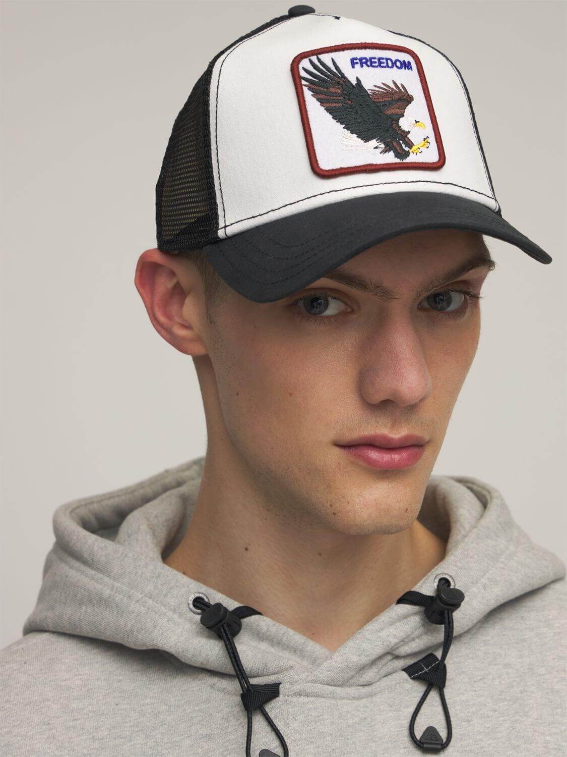 Detalj av netting bak på Frihet Trucker Caps, for optimal pusteevne, med justerbar stropp og ørnelogo.