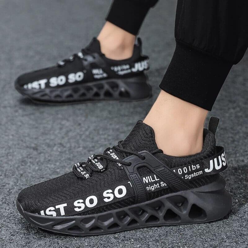 Stilige joggesko for menn, pustende mesh og responsiv demping, i elegant svart og hvitt design.