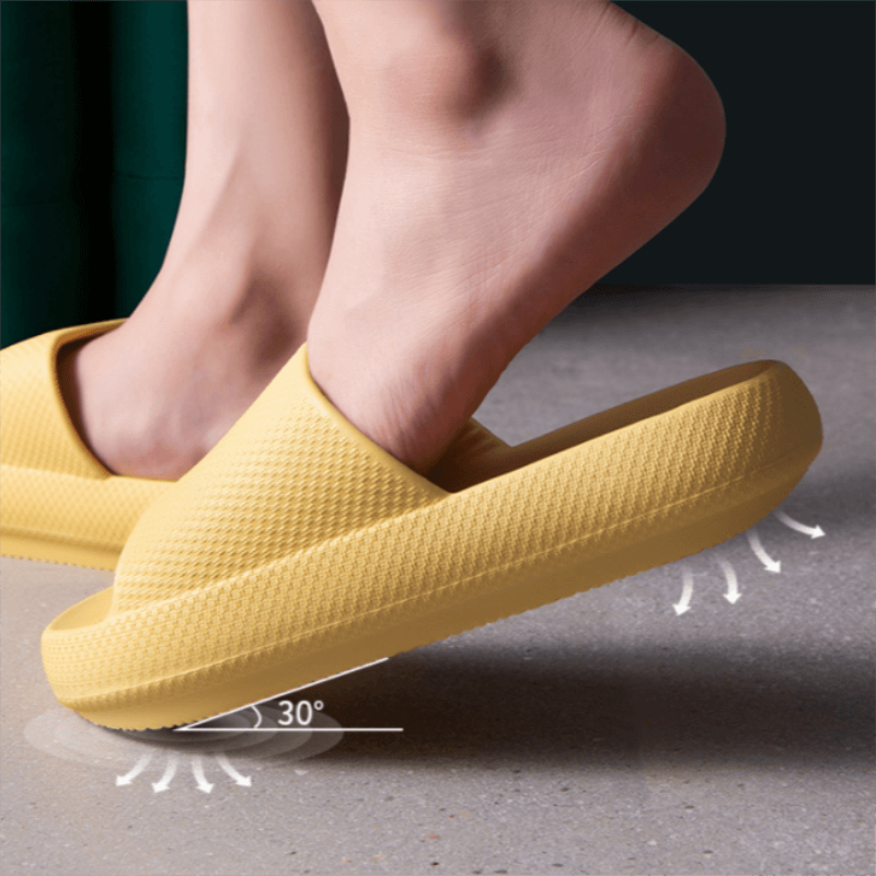 Nærbilde av teksturen på en tykk, sklisikker EVA-såle på en hurtigtørkende unisex sandal.
