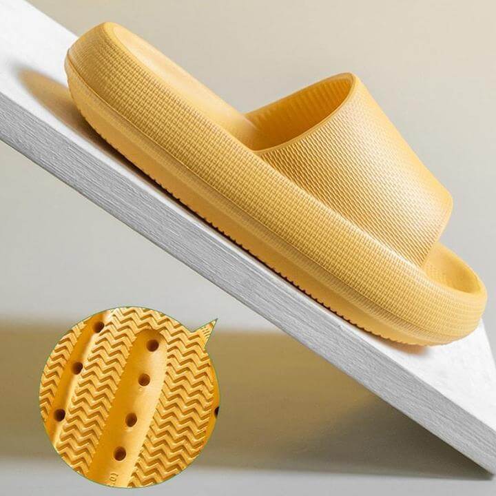 Unisex sandaler i lys grå, posert ved et basseng, perfekt for sommer og vannaktiviteter, tykk såle.