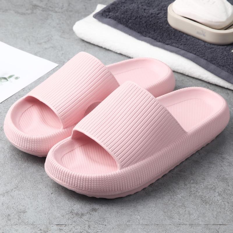En haug med fargerike unisex sandaler, viser variasjon av hurttørkende, sklisikre EVA-sandaler.