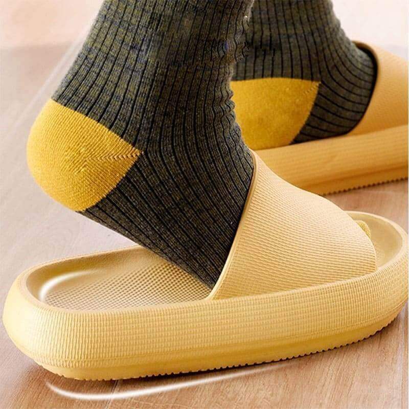 Unisex sandaler i mørkegrønn, fremstilt i sommermiljø, lettvektig og sklisikker, med tykk såle.