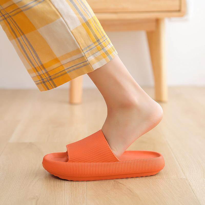 Par sorte komfort sandaler sett fra siden, med ergonomisk design og tykk, sklisikker såle i EVA.