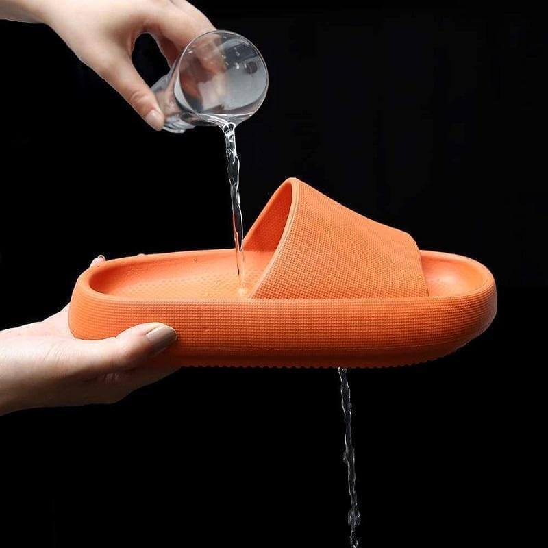 Detalj av stropp på unisex sandal, viser slitesterkt, hurtigtørkende materiale, komfortabel passform.