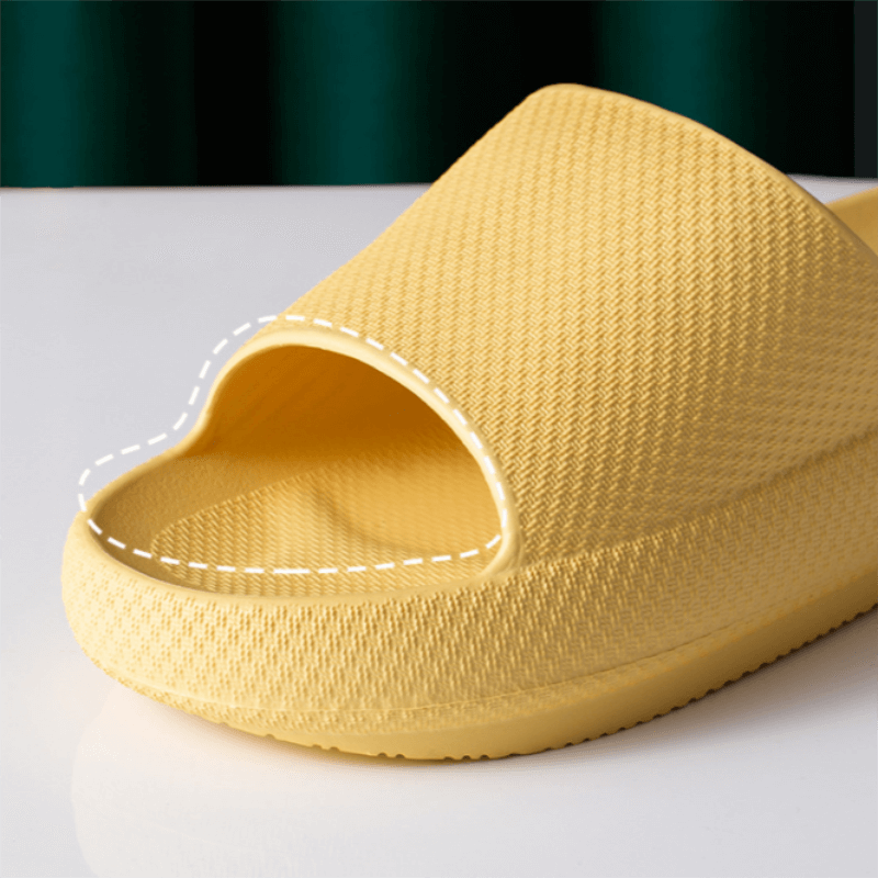 Gruppe av diverse fargede unisex sandaler, hurtigtørkende EVA-design, ideelt for strand og sommer.