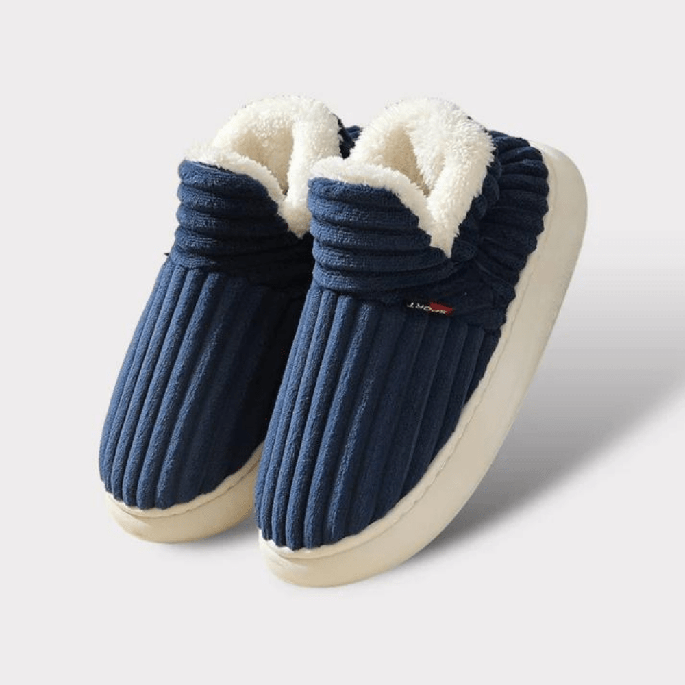 Nærbilde av grå unisex plysj tøfler, komfortable innetøfler med anti-skli.