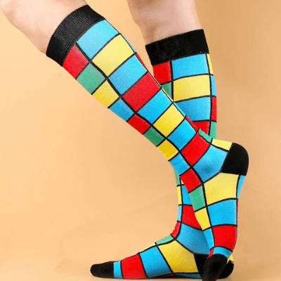 Bilde av en kvinne som tar på seg hvite unisex kompresjonssokker for optimal ytelse og helse.