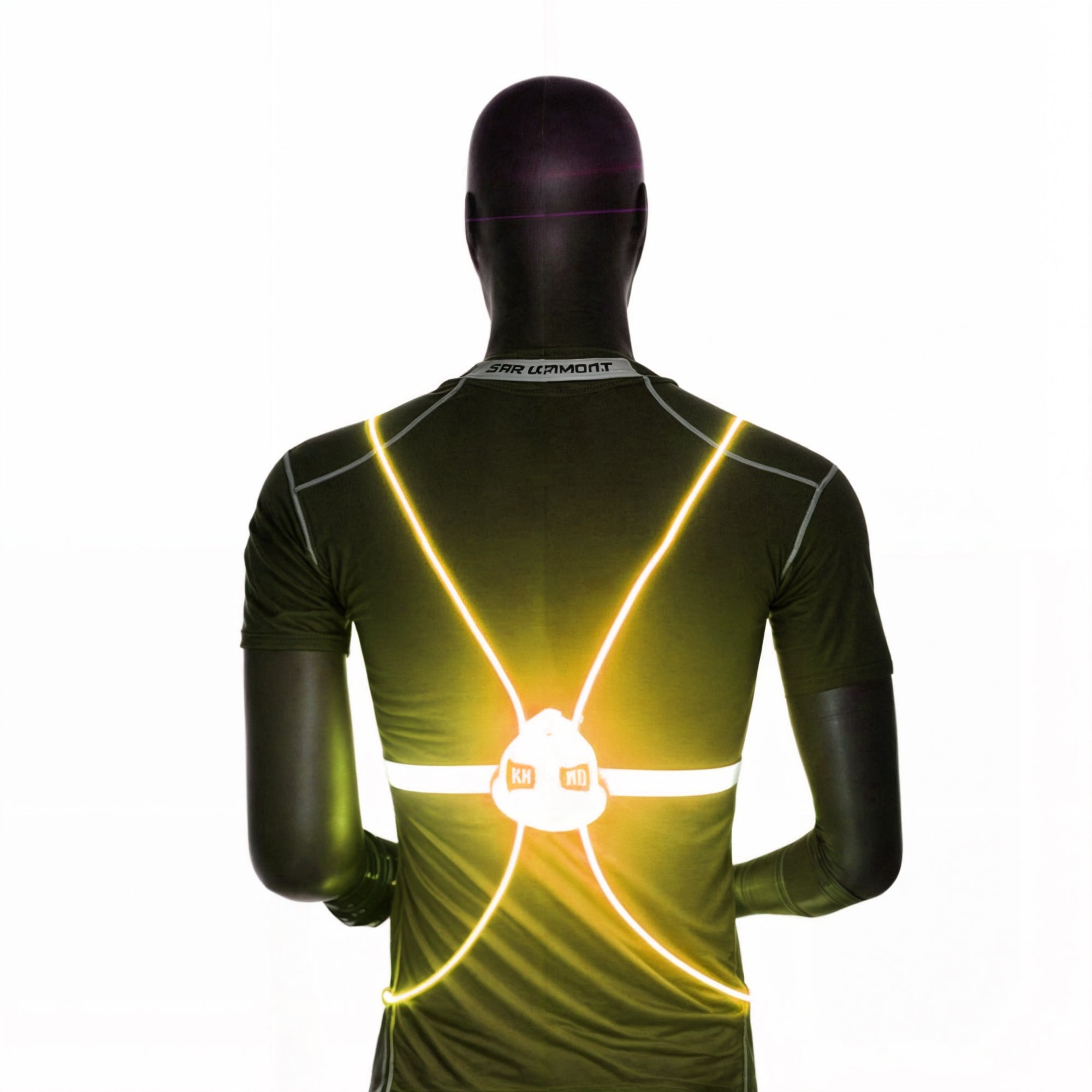 Person iført LED refleksvest som lyser i mørket, ideell for kveldsturer, jogging og utendørs trening.