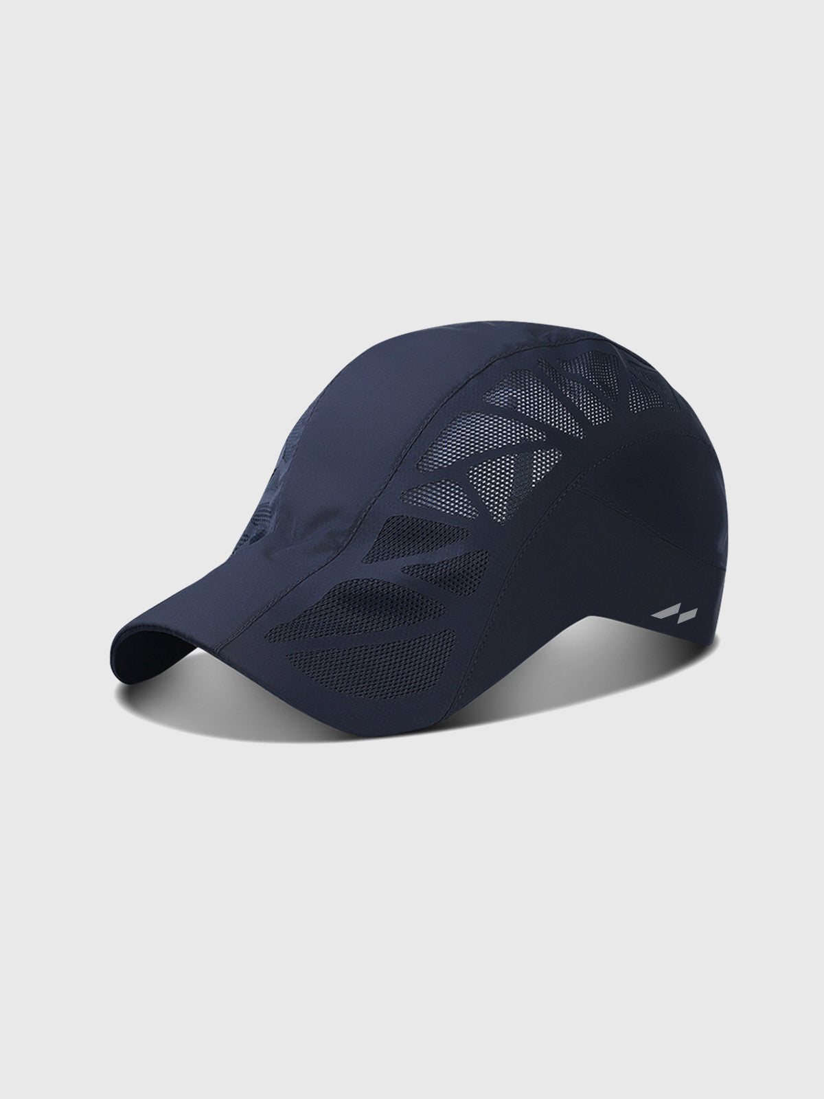 En person bærer en lett og ventilert unisex sportshette, ideell for aktive dager og solbeskyttelse.