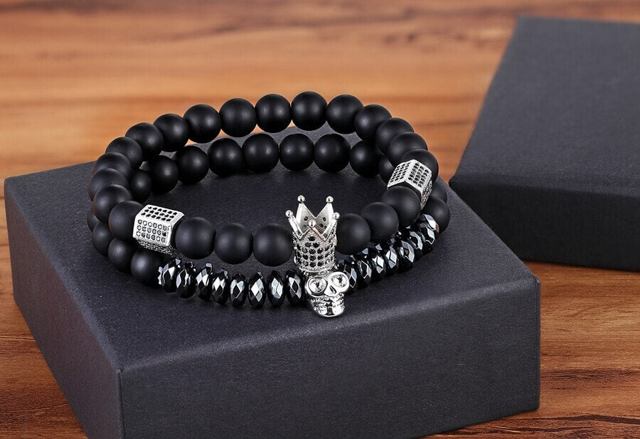 Unisex onyx perlearmbånd med krone og hodeskalle sjarmer. Elegant, tidløst steinarmbånd. Beskyttelse energi.
