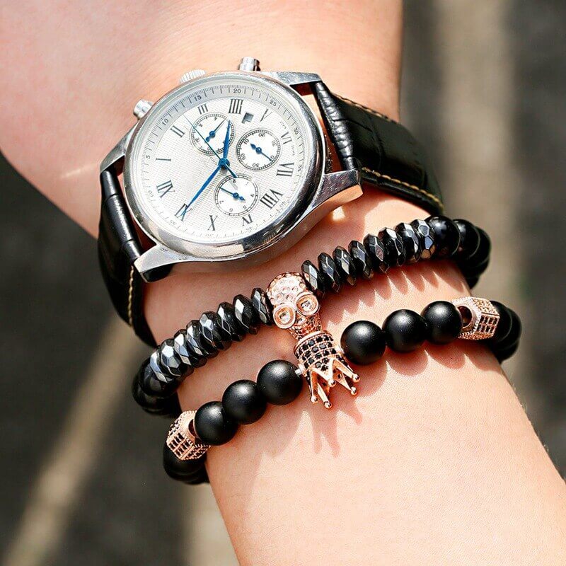 Unikt unisex onyx steinarmbånd med detaljerte krone og hodeskalle sjarmer. Statement perlearmbånd i sort.