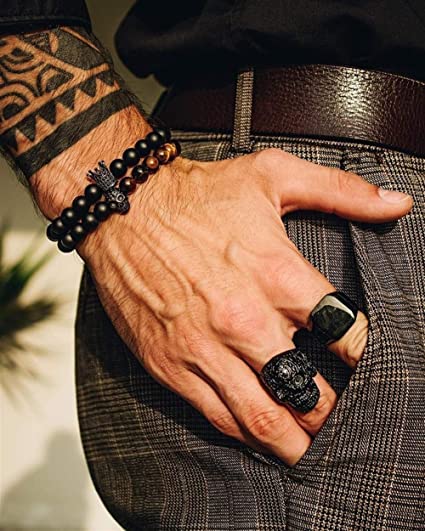 Unisex steinarmbånd med polerte onyxperler og detaljert hodeskalle sjarm. Moderne, energigivende perlearmbånd.