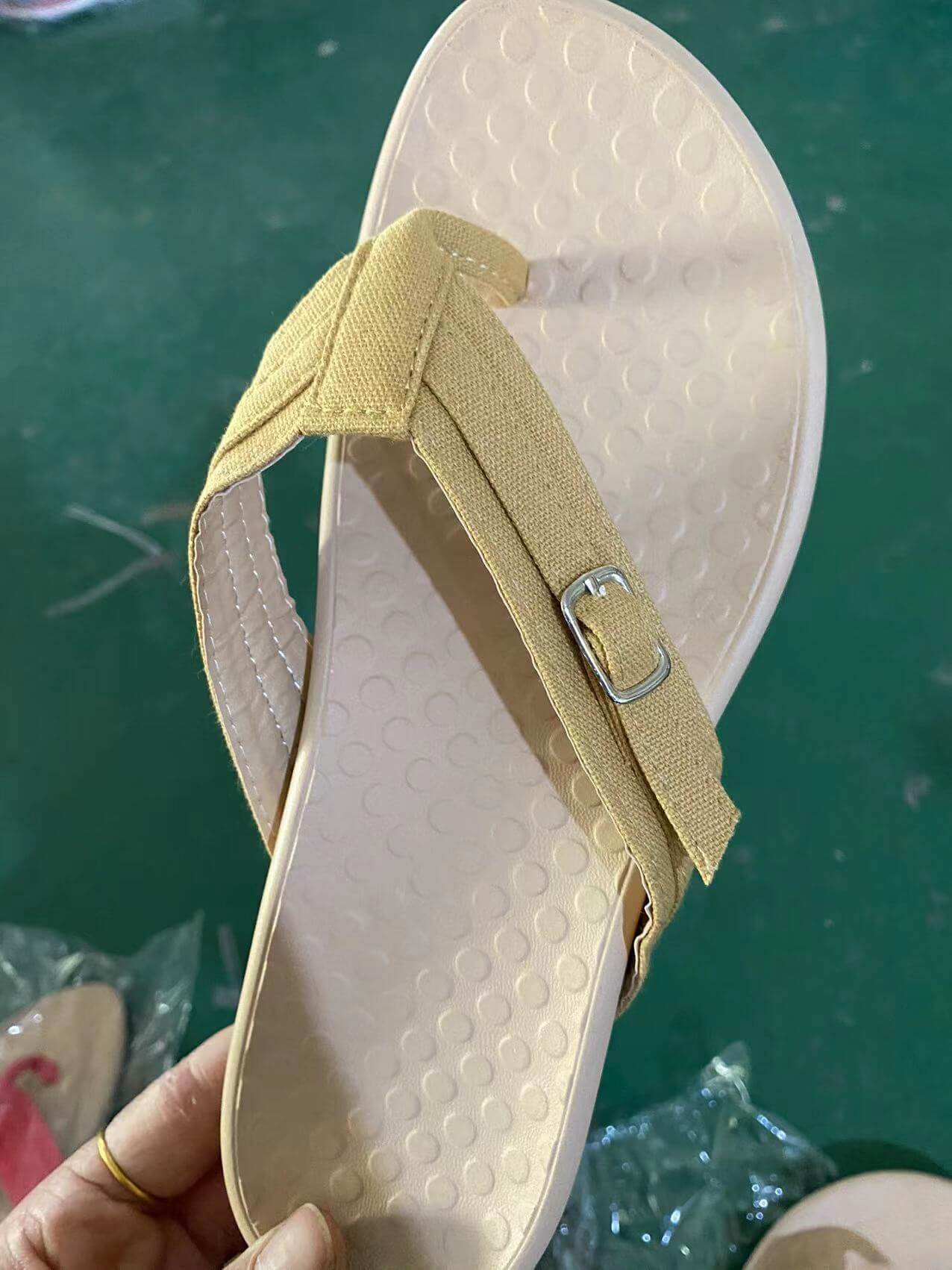 Et par ortopediske flip-flops i grønt, fottøy for komfort og støtte.