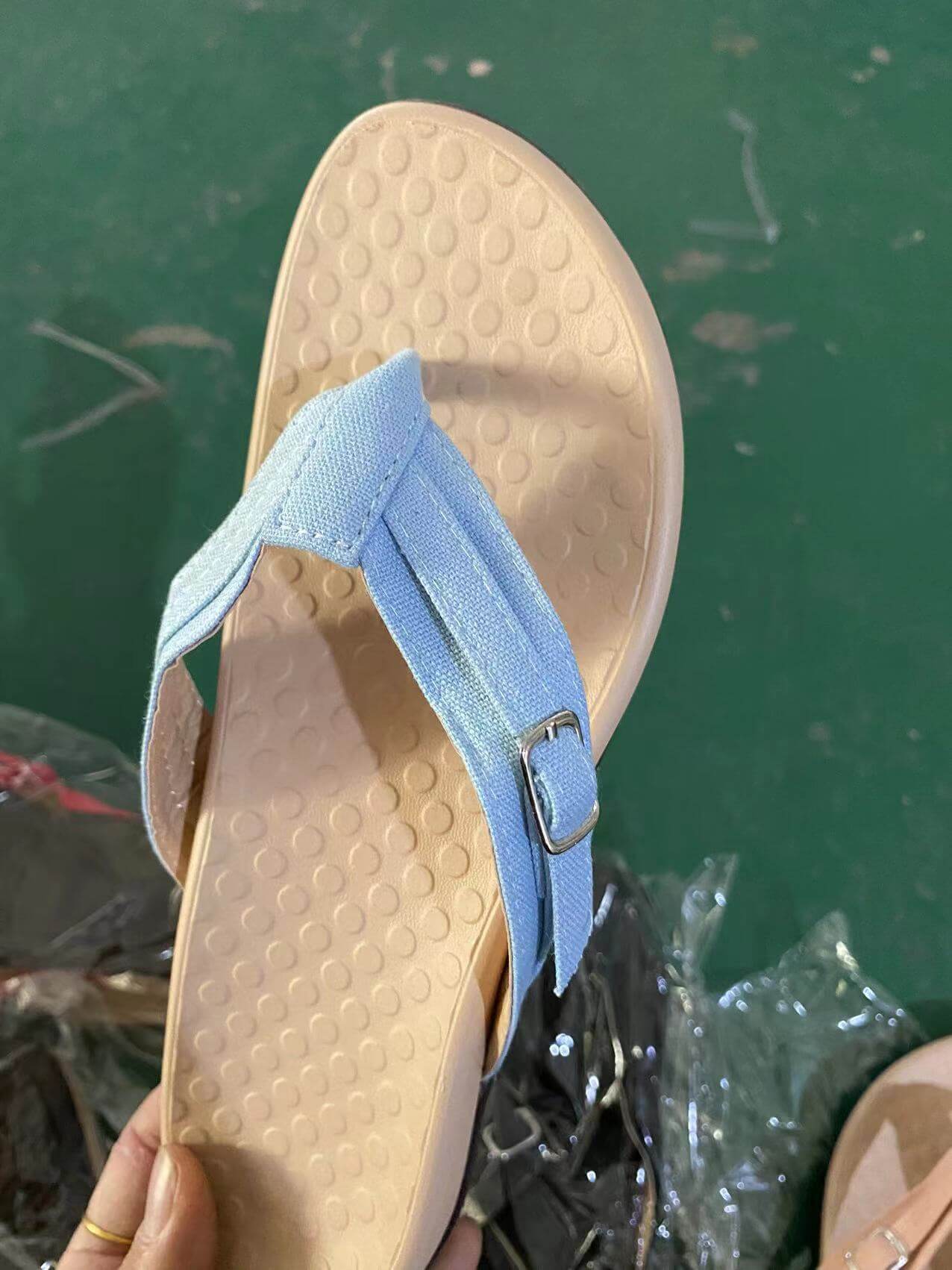 Sklisikker yttersåle på ortopediske flip-flops, trygghet og komfort for alle underlag.